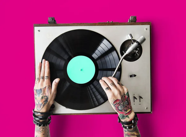 Handen in tatoeages met Vinyl — Stockfoto