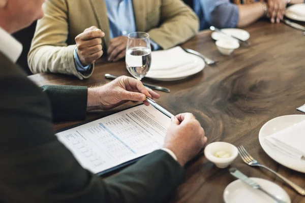 Mensen uit het bedrijfsleven op zakelijke bijeenkomst — Stockfoto