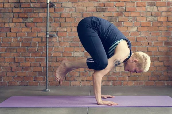 Sarışın kadının Yoga egzersiz yapması — Stok fotoğraf