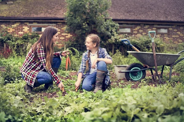 Mother and daughter in countryside garden — Stock Photo, Image