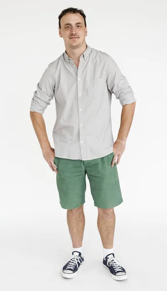 Uomo in camicia e pantaloncini — Foto Stock