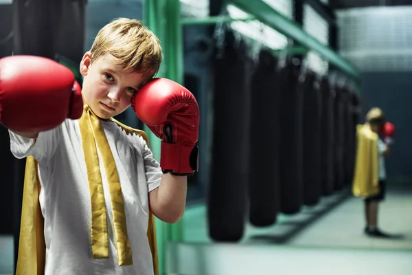 Pojke boxning övning — Stockfoto