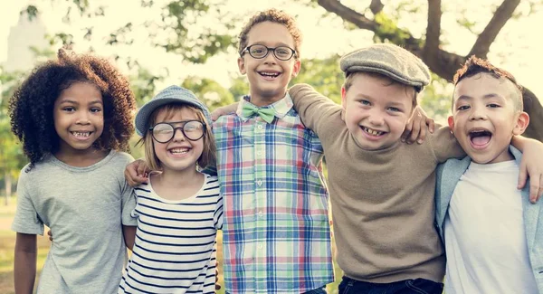 Enfants joyeux jouant au parc — Photo