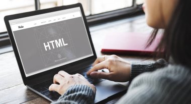 Kafede dizüstü bilgisayar ile çalışan kadın