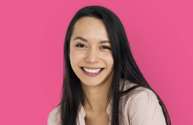 Stüdyoda genç bir kadın 