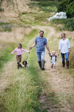 Aile ile köpek yürüyüş  