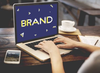 Dizüstü bilgisayarda yazan kadın klavyesi