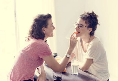 Lezbiyen çift birlikte vakit geçiriyor.