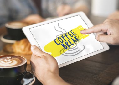 Tablet kahve dükkanında kullanan kişi