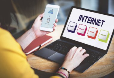 Dizüstü bilgisayar kullanan genç kadın