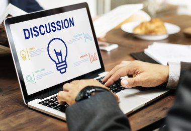 Dizüstü bilgisayarda çalışan iş adamı 