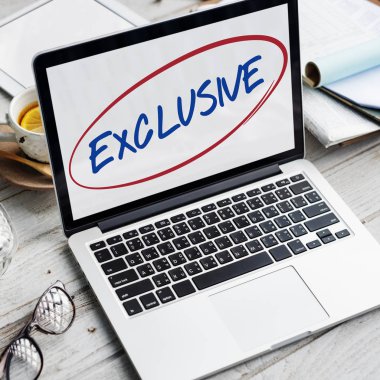 ekranda metin olan dizüstü bilgisayar