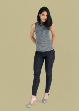  Asyalı kadın stüdyoda poz 