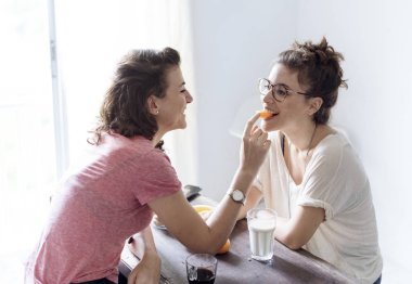 Lezbiyen çift birlikte vakit geçiriyor.