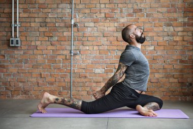 Yoga egzersiz egzersiz yapan erkek