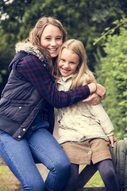 iki kız kardeş sarılma