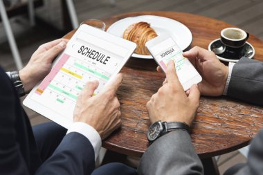 dijital cihazlar kullanarak iş adamları,