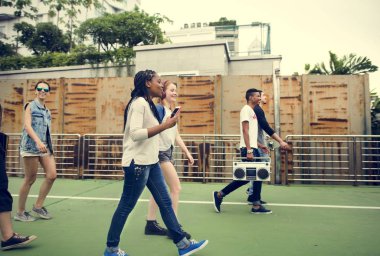  Yürüyen insan grubu 