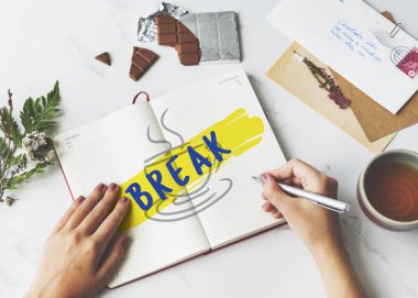 Defterde yazan kadın