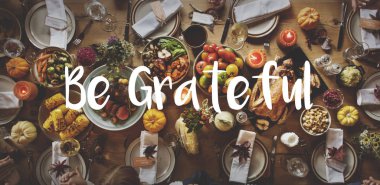 Tablo ile lezzetli yemekler servis