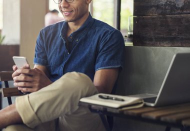 genç işadamı telefon kullanma