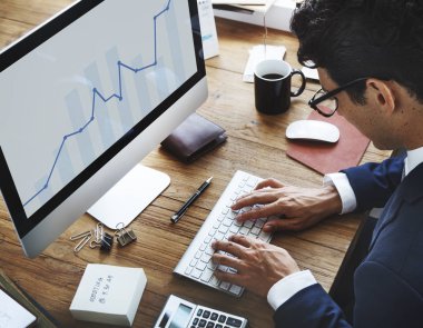 Bilgisayarda çalışan iş adamı