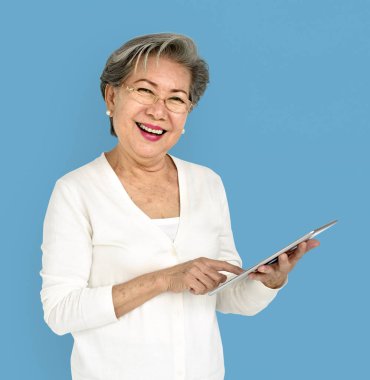 üst düzey kadın stüdyoda poz