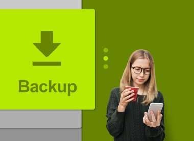 smartphone ve kırmızı Kupası kızla