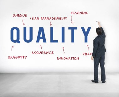 İşadamı duvarda yazılı takım elbiseli