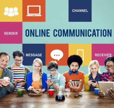 Dijital cihazlar kullanan öğrenciler