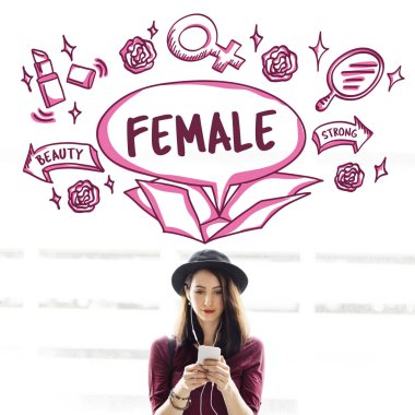 Akıllı telefon kullanan genç bir kadın.