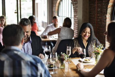 İnsanlar restoranda yemek yiyor.