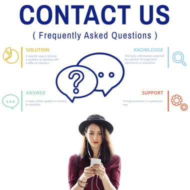 Akıllı telefon kullanan genç bir kadın.