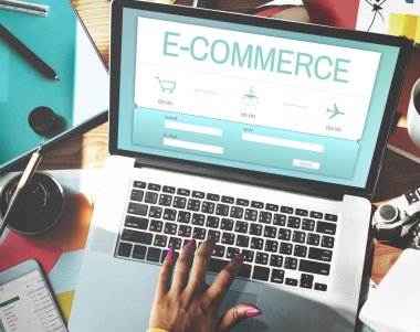 masada dizüstü kullanan kadın