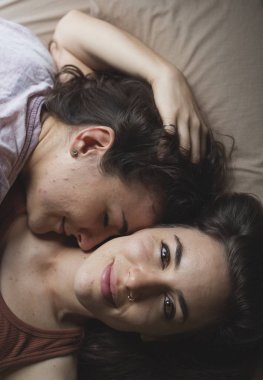 Lezbiyen çift birlikte vakit geçiriyor.