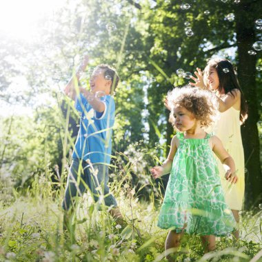 Parkta oynayan sevimli çocuklar