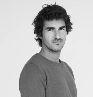 yakışıklı ve sıradan bir adam 