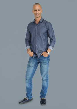 Stüdyoda poz veren adam