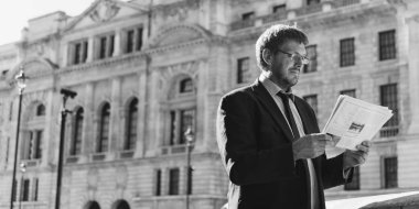 işadamı okuma gazete