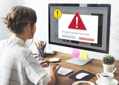 bilgisayar ile çalışan kadın