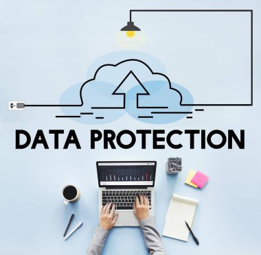 laptop ile çalışan kişi 