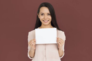 Stüdyoda genç bir kadın 