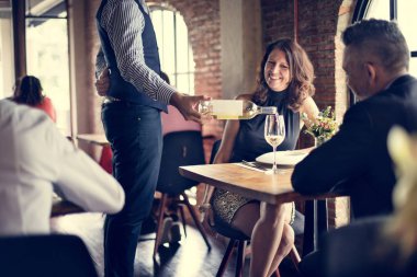 Romantik randevusu olan çift. 