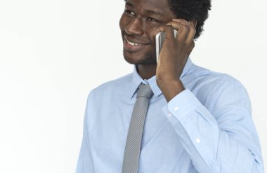 Cep telefonunuzda konuşan Afrika adam