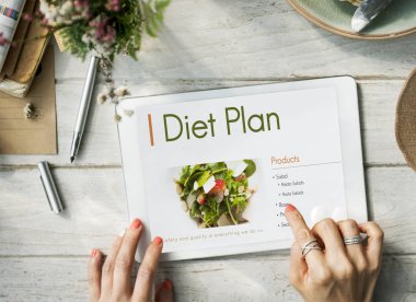 dijital tablet kullanan kadın