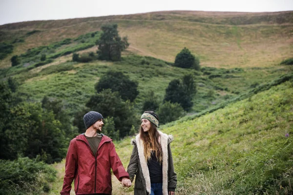 Jovem casal em montanhas — Fotografia de Stock