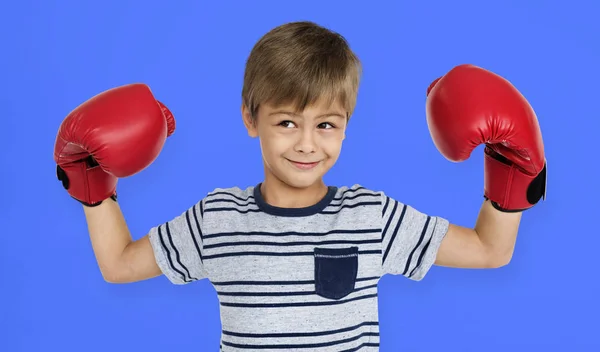 Liten pojke poserar i studio — Stockfoto