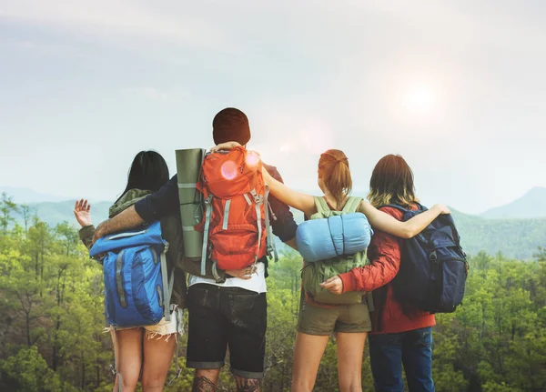 Jovens amigos explorando a natureza — Fotografia de Stock