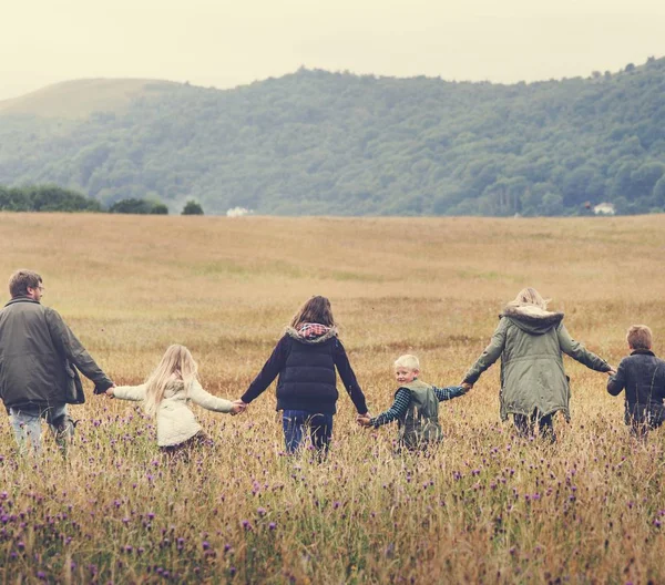Família caminhando no campo — Fotografia de Stock