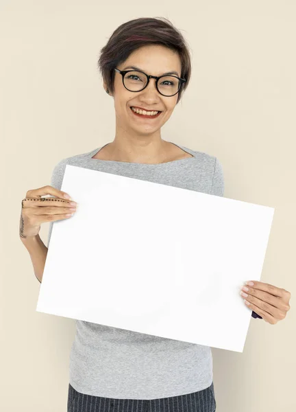 Mulher segurando papel em branco — Fotografia de Stock